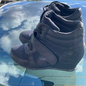 Wedge sneaker in black